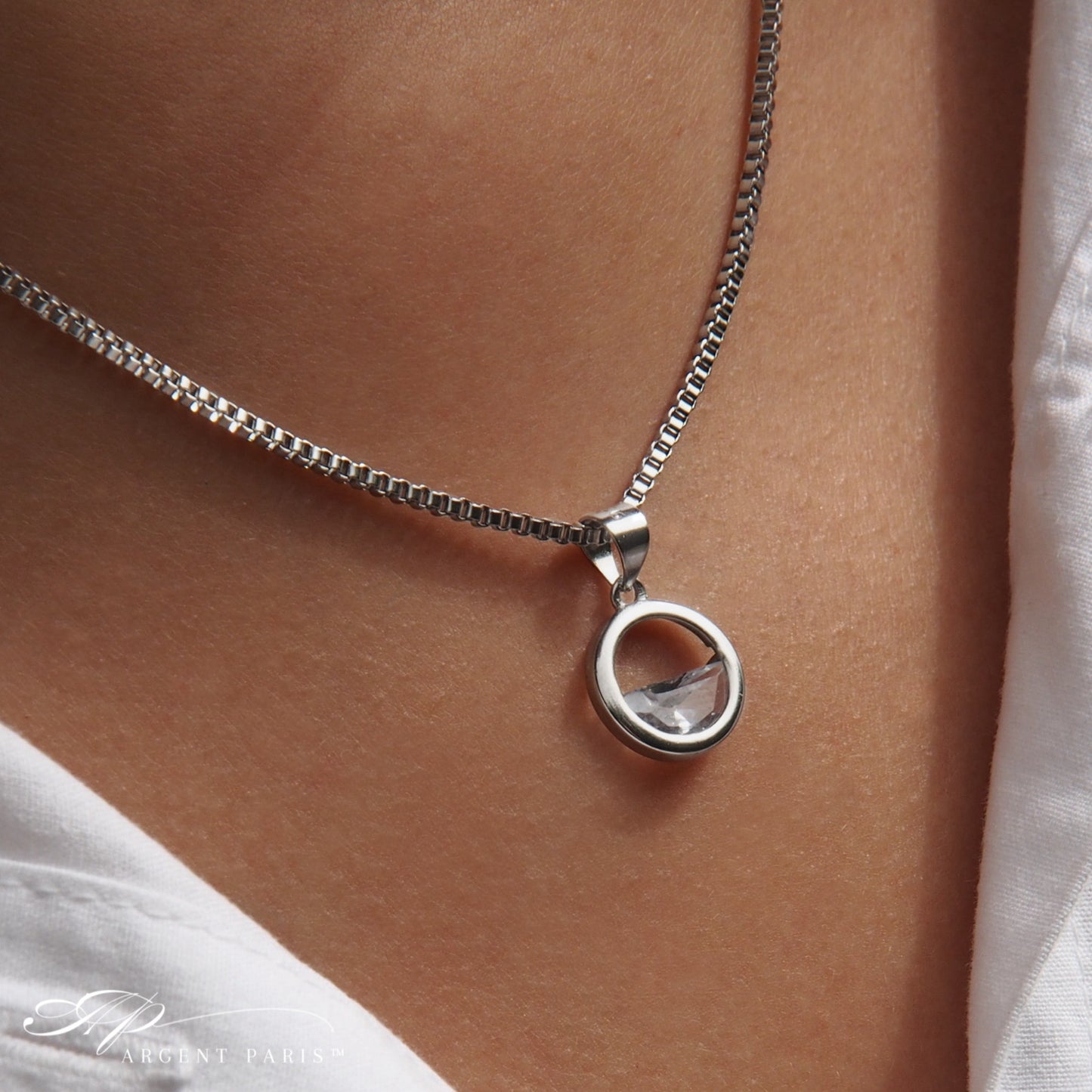 bijoux femme collier et pendentif en argent porté