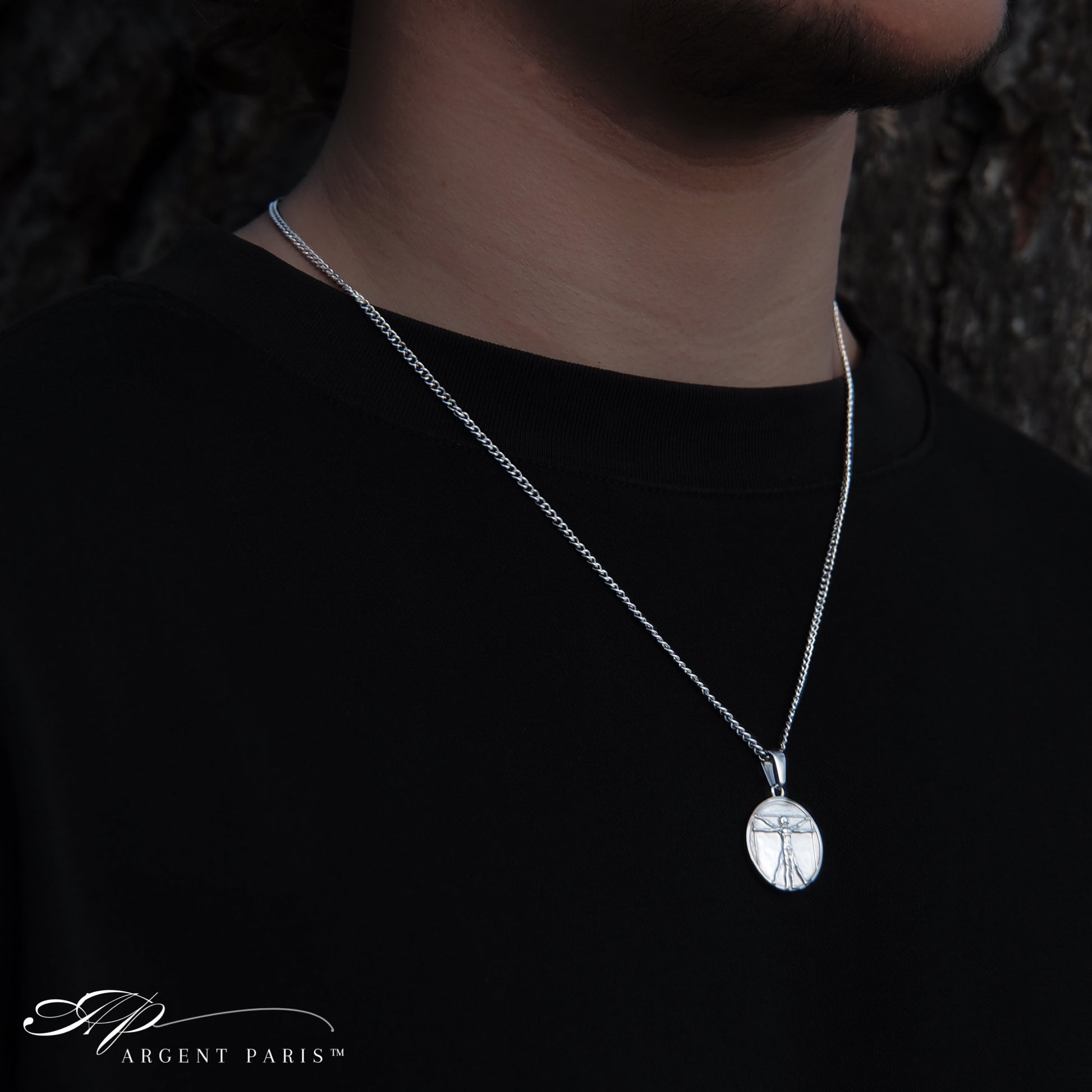 pendentif en argent porté homme